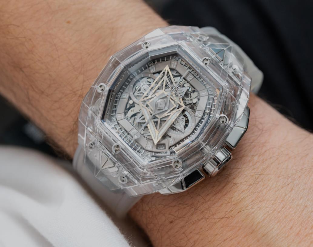 An den Ecken der Hublot Spirit Big Bang Sang Bleu Saphir uhren fake wurden verschiedene Lünetten,Winkel und Zifferblätter angebracht