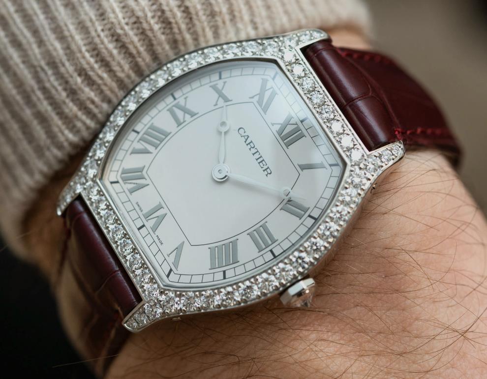 Die Diamant Uhren Cartier Tortue Verfügt Über Dutzende Sehr Großer Funkelnder Diamanten