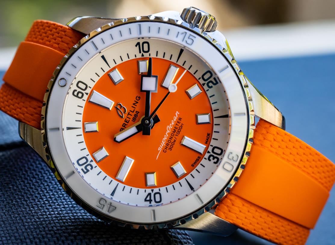 Die Leuchtenden Farben Der Replica Breitling Superocean 36 Mm Uhren Sorgen Für Einen Starken Kontrast