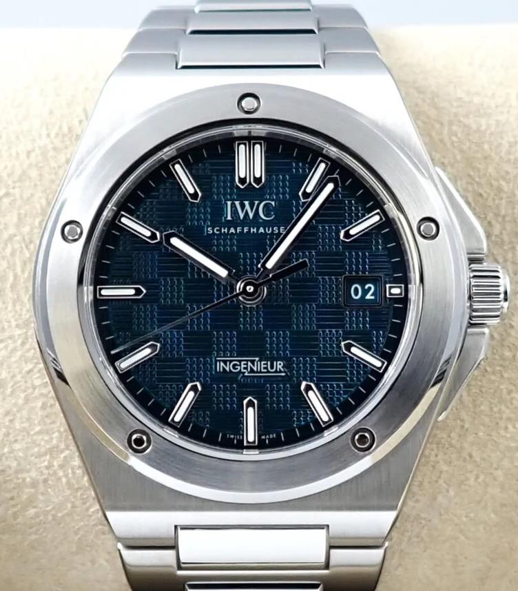 Die IWC Replica Ingenieur Automatic 40 Uhren Hat Ein Auffälliges Blaues Zifferblatt